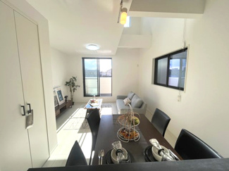 【居間・リビング】 | 南区鶴田208①　新築戸建 | 白い壁は光を反射し部屋を明るく見せます。どんな色とも合わせやすいのでインテリアのコーディネートの幅も広がります。