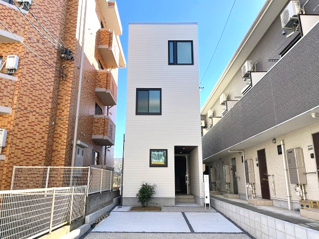 南区鶴田208①　新築戸建の居間・リビング|陽当たりが心地の良いリビング空間です。
日中はカーテンを開けて自然な光を取り込みリラックスして過ごしたいですね♪
