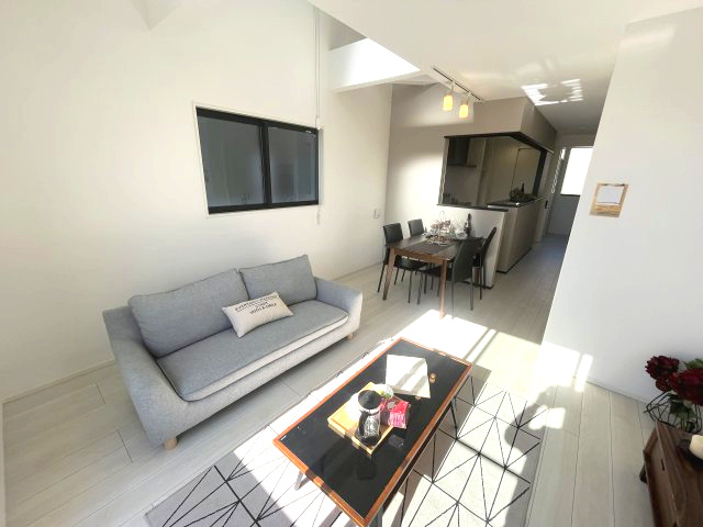 南区鶴田208①　新築戸建の居間・リビング|陽当たりが心地の良いリビング空間です。
日中はカーテンを開けて自然な光を取り込みリラックスして過ごしたいですね♪
