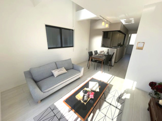 【居間・リビング】 | 南区鶴田208①　新築戸建 | 陽当たりが心地の良いリビング空間です。
日中はカーテンを開けて自然な光を取り込みリラックスして過ごしたいですね♪
