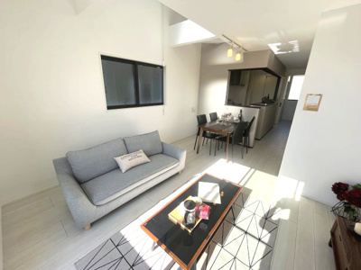 【居間・リビング】 | 南区鶴田208①　新築戸建 | 陽当たりが心地の良いリビング空間です。
日中はカーテンを開けて自然な光を取り込みリラックスして過ごしたいですね♪
