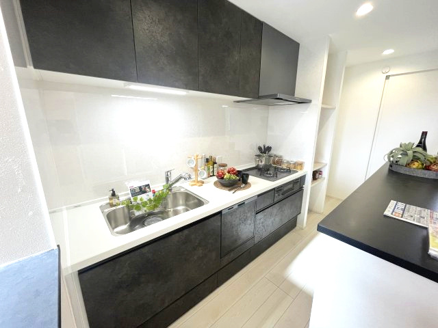 南区鶴田208①　新築戸建のキッチン|同時調理が可能な3口コンロで時短クッキングもラクラク。下部にはグリルも備わっており、焼き魚やトーストなど幅広く活躍します。毎日の料理がもっと楽しくなる設備です♪