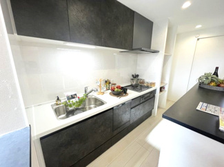 【キッチン】 | 南区鶴田208①　新築戸建 | 大きいシンクでは食器もストレスなく洗え、3口コンロでは要領よくお料理も可能です！