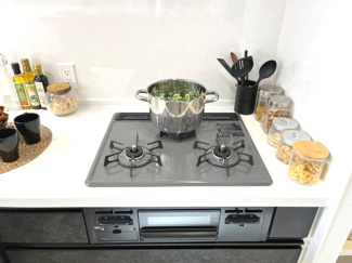 【キッチン】 | 南区鶴田208①　新築戸建 | 同時調理が可能な3口コンロで時短クッキングもラクラク。下部にはグリルも備わっており、焼き魚やトーストなど幅広く活躍します。毎日の料理がもっと楽しくなる設備です♪