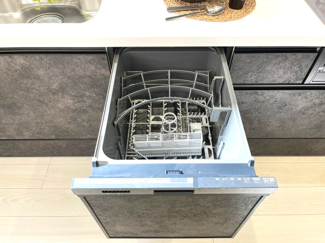 南区鶴田208①　新築戸建の浴室|窓から光が差し込む明るい浴室で一日の疲れを洗い流す至福のひとときを。心ゆくまでリラックスできる清潔感あふれるバスタイムをお届けします。