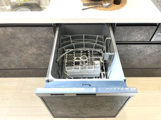 【キッチン】 | 南区鶴田208①　新築戸建 | 食洗機付システムキッチンで油物やフライパンなどもまとめて洗えるので家事の時短になります！