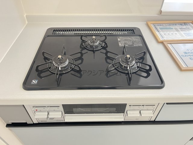 狭山市東三ツ木・全3棟　新築一戸建　3号棟　～WIC付き～の設備|キッチン3口コンロ
