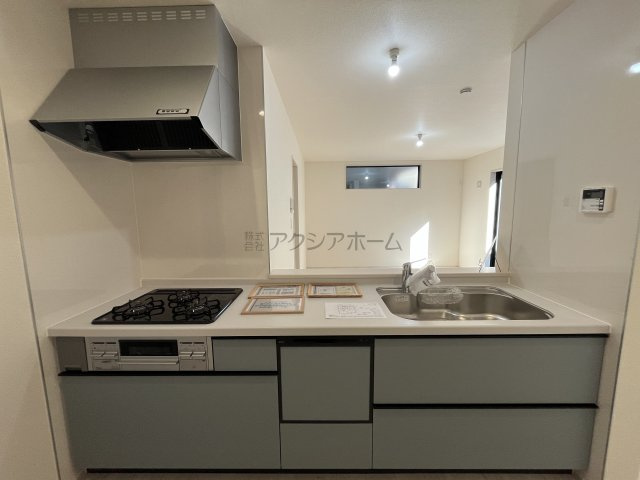 狭山市東三ツ木・全3棟　新築一戸建　3号棟　～WIC付き～のキッチン|食洗機付き、手元が隠れるタイプのシステムキッチン。