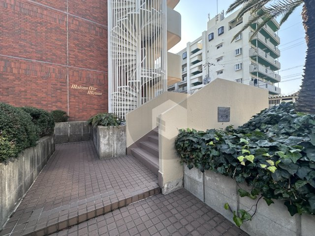 東大阪市御厨栄町３丁目の賃貸マンションのエントランス