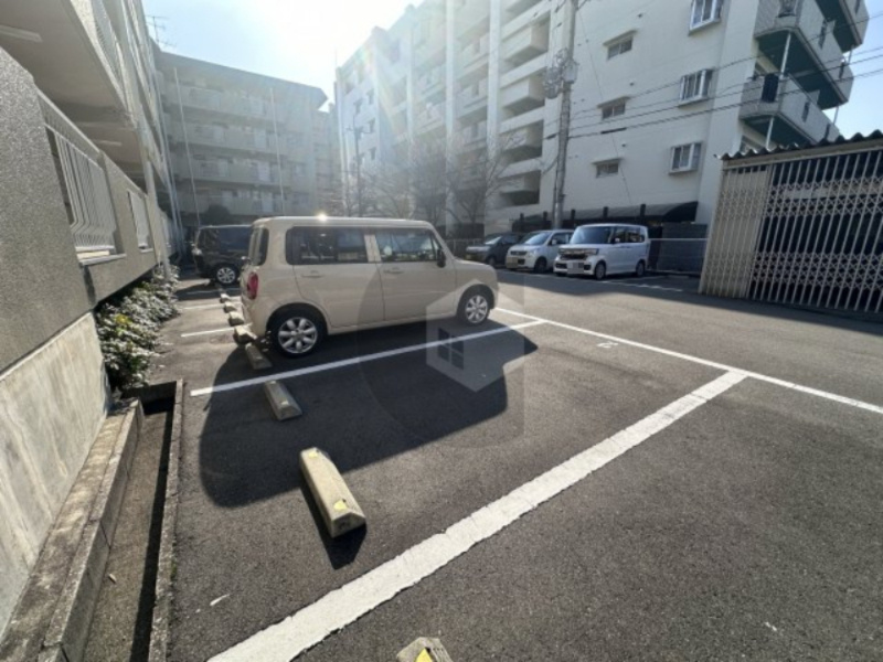東大阪市御厨栄町３丁目の賃貸マンションの駐車場