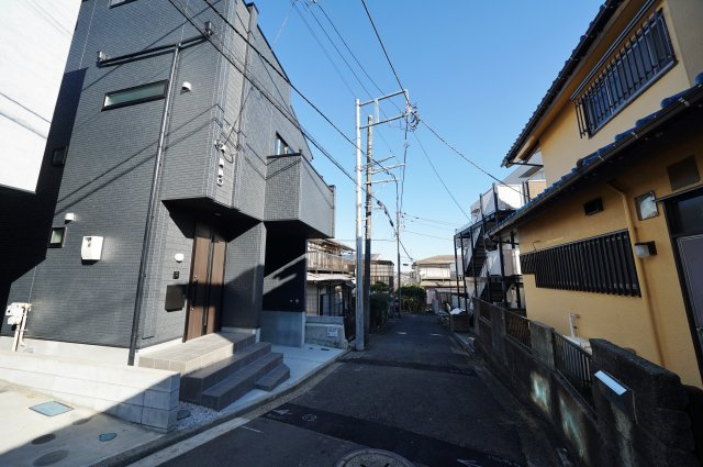 【横浜市保土ケ谷区星川1丁目22-26新築戸建て】★仲介手数料無料★（星川学校・岩崎中学校）の前面道路含む現地写真