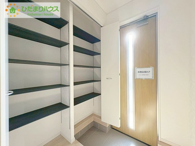 ひたちなか市磯崎町第3　新築戸建　2号棟の玄関|丁度良い靴箱のサイズ♪これだけあれば家族全員の靴がしまえてスッキリ(^O^)