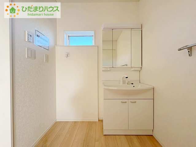 ひたちなか市磯崎町第3　新築戸建　2号棟の洗面所|三面鏡の大きな鏡は憧れます(^^♪ 鏡の後ろは収納となっていて、細かいものでも収納できるのでスッキリと整理できます！