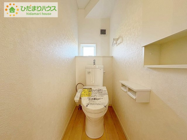 ひたちなか市磯崎町第3　新築戸建　2号棟のトイレ|小窓が付いているので、トイレも明るい空間になっております♪