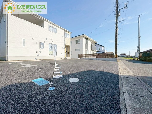 ひたちなか市磯崎町第3　新築戸建　2号棟の駐車場|ゆったりとしたカースペースで、ファミリーカーや軽自動車もラクラク駐車出来ますね♪