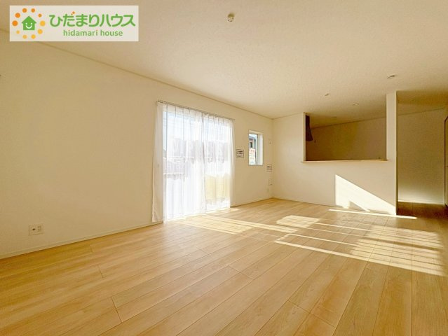 ひたちなか市磯崎町第3　新築戸建　2号棟の居間・リビング|お子様が元気に遊べる広々としたリビングです。