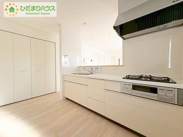ひたちなか市磯崎町第3　新築戸建　2号棟のキッチン|3口コンロでお料理する時間も短くなりそうですね(*‘∀‘)
