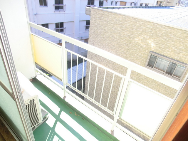 村上マンションのバルコニー|４階で、隣が道路なのでお隣が気になりません♪