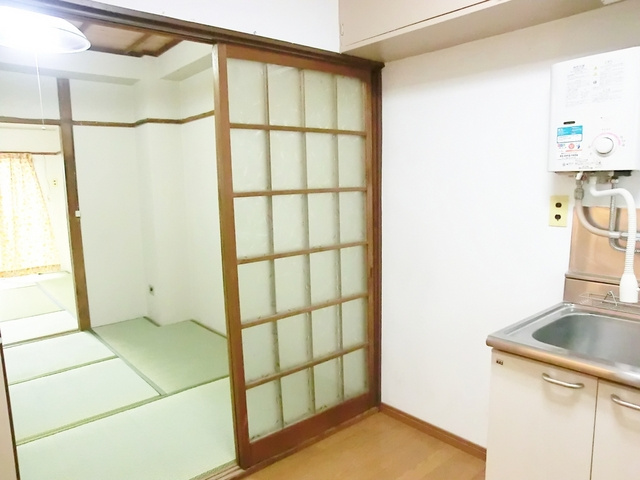 村上マンションの居間・リビング|冷蔵庫はこちらに置けます