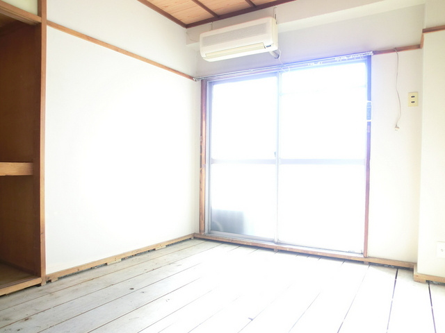 村上マンションの居間・リビング|陽が直接入る明るいお部屋♪畳は張替え前です♪