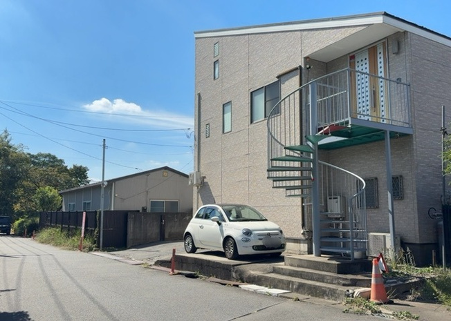 【前面道路含む現地写真】 | 道幅が広い場所は日当たりや風通が良好です。幅が広いのですれ違いも可能ですし大きな車でも駐車可能！一方で、大型車が通ることも多くなるため交通量の増加により騒音に繋がります。また土地の値段が高くなります。