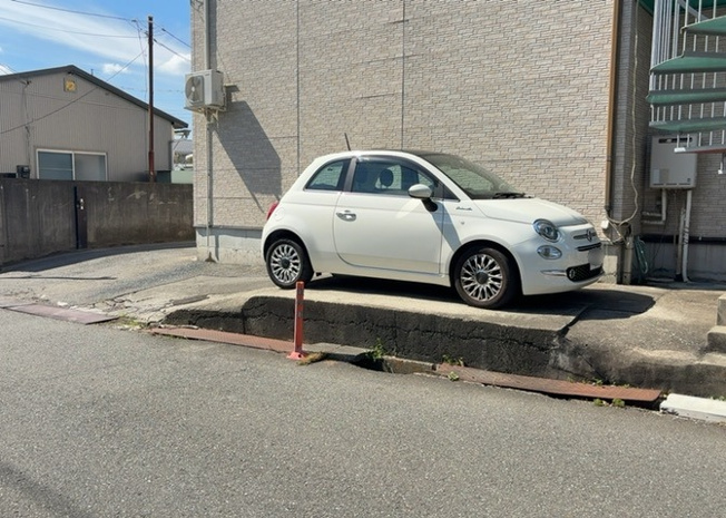 【駐車場】 | 駐車場と明記されていても、最小スペースでつくられた駐車場だと大型車は駐車できなかったり、出入りしにくくなったりする可能性があります。お車のサイズと購入したい物件の駐車場のサイズを現地で確認しましょう。