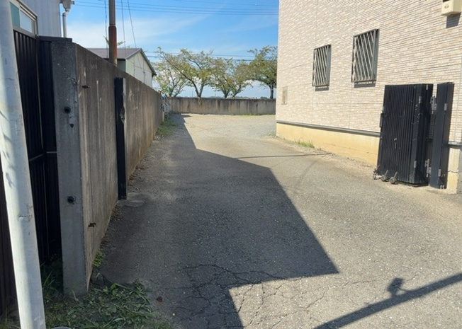 【庭】 | 庭があることでガーデニングや家庭菜園はもちろん、こどもの遊び場やペットを放して遊ぶことができます。また、家の周囲に余裕があるということです。隣地との間があれば、十分な日当たりと、風通しが確保できます。