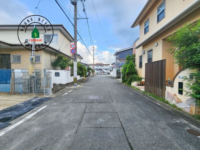 福岡市早良区田村5丁目第5-1棟（1号棟）の前面道路含む現地写真|前面道路は閑静な住宅地をはしる車通りの少ない道路。お車の出し入れが苦手なママや小さなお子様にも安心ですね。しっかり舗装もされているので、ベビーカーや自転車で通っても快適に通行できます。