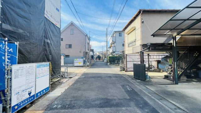 リーブルガーデンの前面道路含む現地写真|前面道路西側５ｍ公道、１３ｍ以上の接道でお車の出し入れもラクラクです♪