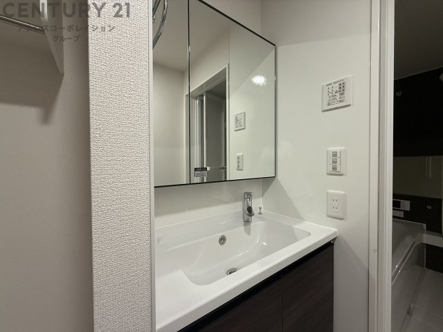 三面鏡の独立洗面台です