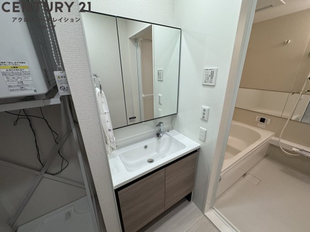 三面鏡の独立洗面台です