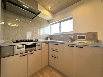 【内観：施工例】 | 市沢団地5号棟 | 【モデルルーム】◆長い時間滞在するキッチンだからこそ、食事の準備を楽しい時間に、忙しい時でもスムーズに無駄なく作業できる、お手入れも簡単にできるなど、毎日を楽しくするキッチンスペースに仕上げました。