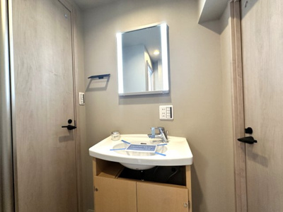 【内観：施工例】 | 市沢団地5号棟 | 【モデルルーム】◆ご家族の1日が始まり、1日が終わりを締めくくる洗面空間。洗濯機を配置しても十分なスペースを確保した設計となっております。