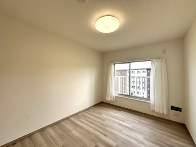 【内観：施工例】 | 市沢団地5号棟 | 【モデルルーム】◆柔らかい陽光が差し込む明るいお部屋を演出する設計。彩光の取れる窓が気持ちの良いお部屋を創り上げます。