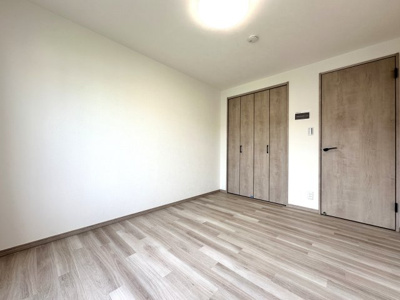 【内観：施工例】 | 市沢団地5号棟 | 【モデルルーム】◆室内はいつも明るい印象なので気持ちの良い朝を迎えられます。各部屋にはクローゼットを完備しており、収納が多いお家はすっきりして快適空間です。