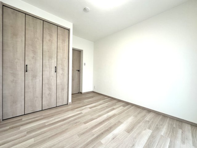 【内観：施工例】 | 市沢団地5号棟 | 【モデルルーム】◆感性を育むプライベートルームはシンプルでスマートな空間。好みの空間で読書をしたり、音楽を聞いたりと一人の時間も充実したものにできます。

