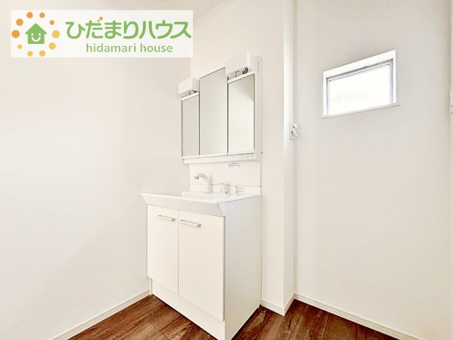 【独立洗面台】 | 牛久市牛久町7期　新築戸建　1号棟 | 三面鏡の大きな鏡は憧れます(^^♪
鏡の後ろは収納となっていて、細かいものでも収納できるのでスッキリと整理できます！