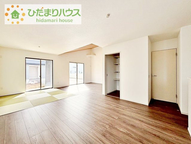 【居間・リビング】 | 牛久市牛久町7期　新築戸建　1号棟 | お子様が元気に遊べる広々としたリビングです！