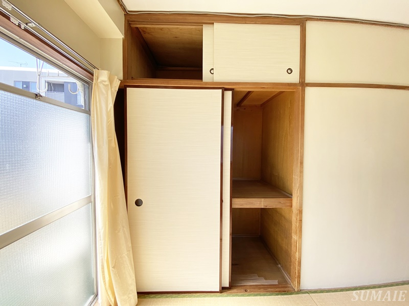 村上マンションのその他共用部分|幅広の階段です