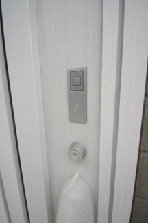 【防犯設備】 | 【仲介手数料無料！！】府中市四谷4丁目　新築戸建て（全14棟）5号棟　4830万円 | 玄関扉はカードキー対応