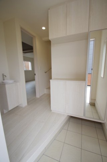 【玄関】 | 【仲介手数料無料！！】府中市四谷4丁目　新築戸建て（全14棟）5号棟　4830万円