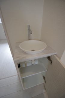 【独立洗面台】 | 【仲介手数料無料！！】府中市四谷4丁目　新築戸建て（全14棟）5号棟　4830万円 | 玄関に洗面台があります。