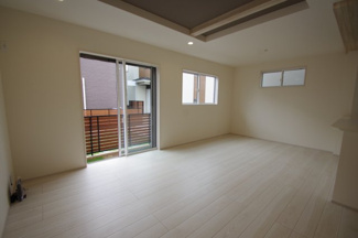 【居間・リビング】 | 【仲介手数料無料！！】府中市四谷4丁目　新築戸建て（全14棟）5号棟　4830万円 | LDK17帖　床暖房あり