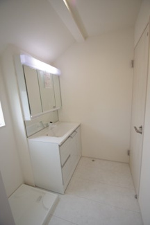 【脱衣所】 | 【仲介手数料無料！！】府中市四谷4丁目　新築戸建て（全14棟）5号棟　4830万円 | 2階洗面所