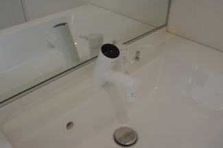 【洗面所】 | 【仲介手数料無料！！】府中市四谷4丁目　新築戸建て（全14棟）5号棟　4830万円 | タッチレス水栓