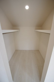 【収納】 | 【仲介手数料無料！！】府中市四谷4丁目　新築戸建て（全14棟）5号棟　4830万円 | 主寝室のウォークインクローゼット