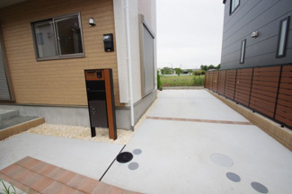 【駐車場】 | 【仲介手数料無料！！】府中市四谷4丁目　新築戸建て（全14棟）5号棟　4830万円 | 車庫2台（縦列駐車可能）自転車置き場余裕あります。