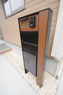 【設備】 | 【仲介手数料無料！！】府中市四谷4丁目　新築戸建て（全14棟）5号棟　4830万円 | 宅配ボックス付き郵便受け