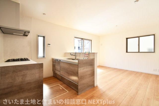 北本市中丸２丁目　全１棟のキッチン|家事ラク＆時短が魅力の食洗器付きのシステムキッチン。面倒な洗い物、苦手な洗い物、時間がない時の洗い物etc.　食洗器に頼ることで、自分時間や家族との時間を過ごすことができる嬉しい設備です。