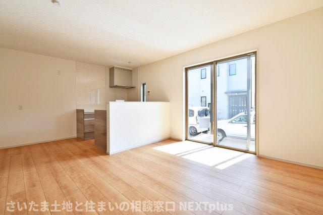 北本市中丸２丁目　全１棟の居間・リビング|LDK12帖：縦長の広々空間です！カウンターキッチンの前にはダイニングテーブルを置き、奥にソファーやテレビを置く事で、ダイニング空間とリビング空間を分ける事ができ、生活にメリハリがつきます！